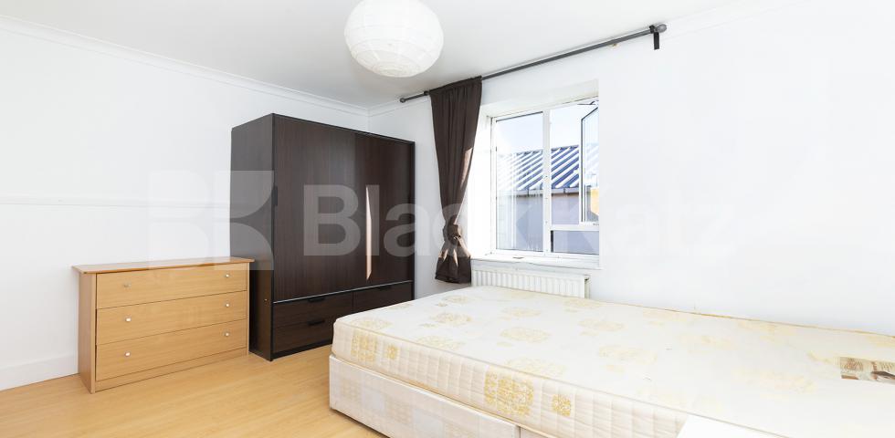 			4 BED PLUS LOUNGE, 4 Bedroom, 1 bath, 1 reception Apartment			 Windsor Street, ANGEL - ESSEX ROAD